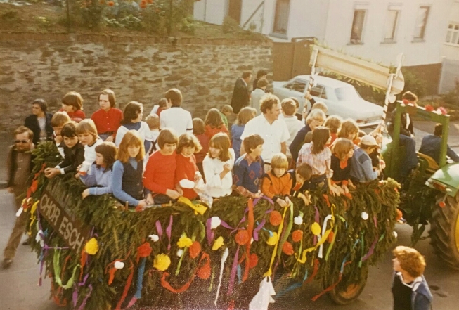 Der Kinderchor beim Kerbezug 1970er/1980er Jahre. Foto von Edith und Theo Weller