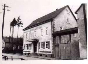 Gasthaus zur Krone, rechts am Bildrand Anwesen Eschenheimer, 1940er Jahre, Foto von R. Wick