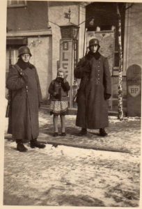 Wehrmachtssoldaten 1940 beim Gasthaus Zum Taunus, mit Tankstelle. Foto: R. Wick
