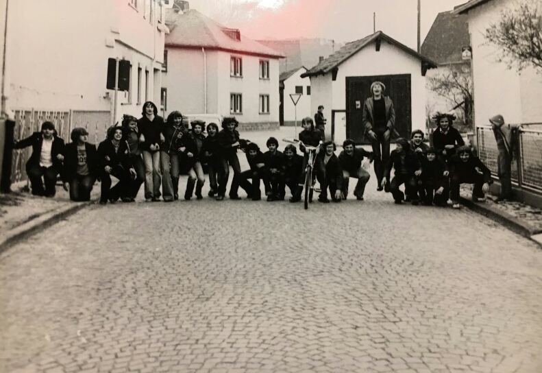Konfirmandengruppe 1978 in der Hofgasse. Im Hintergrund das Milchhäuschen. Foto: Edith und Theo Weller