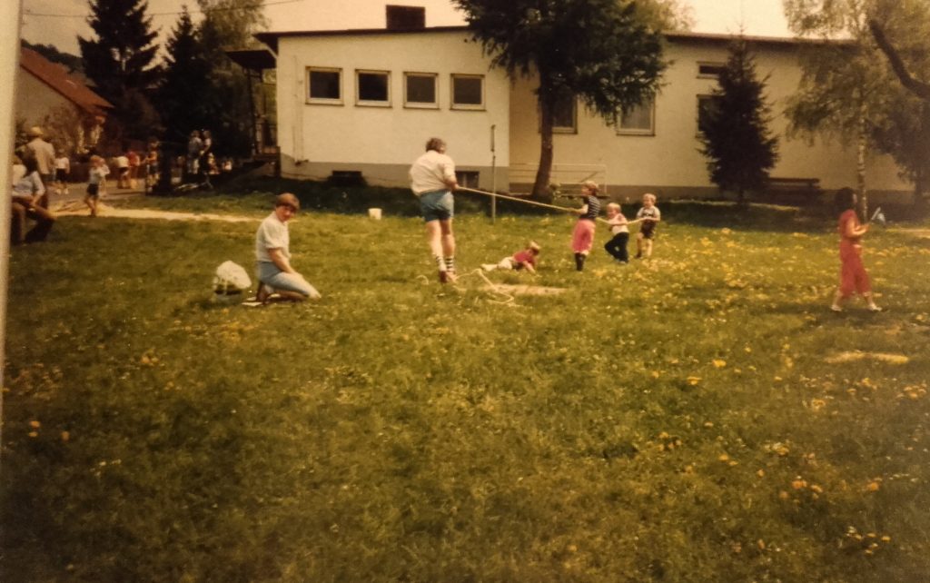 Tauziehen beim Kindergartenfest 1984, im Hintergrund der Kindergarten vor dem letzten Umbau
