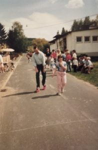 Kindergartenfest 1984, Dosenlaufen. Im Bild Gerhard Ott und Christine Schwed