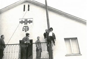Der Schlackes wird am Krebebaum befestigt, vor der Turnhalle, Kerb 1968. Foto von Familie Ott
