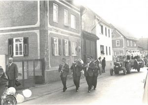 Kerbezug 1968 auf der Schwalbacher Straße vor den Häusern (v.l.n.r.) Wolfsheimer/Behrendt, Werner/Ott und Kohnle/Leichtfuß. Foto von Familie Ott